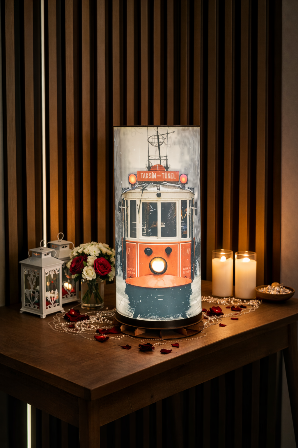 🚋 Taksim–Tünel Tramvay Desenli LED Masa Lambası – Dekoratif Ortam Aydınlatması – 50 cm