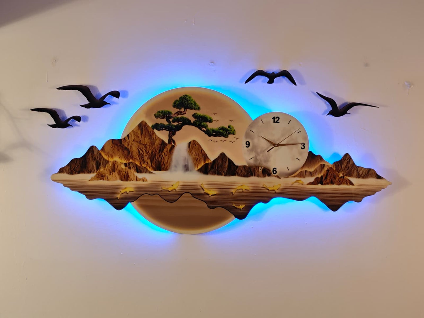 Altın Tonlu Saat Detaylı Işıklı Dağ ve Şelale Temalı Duvar Tablosu (130 cm x 60 cm) – Bluetooth Hoparlör-WA-10008-2D
