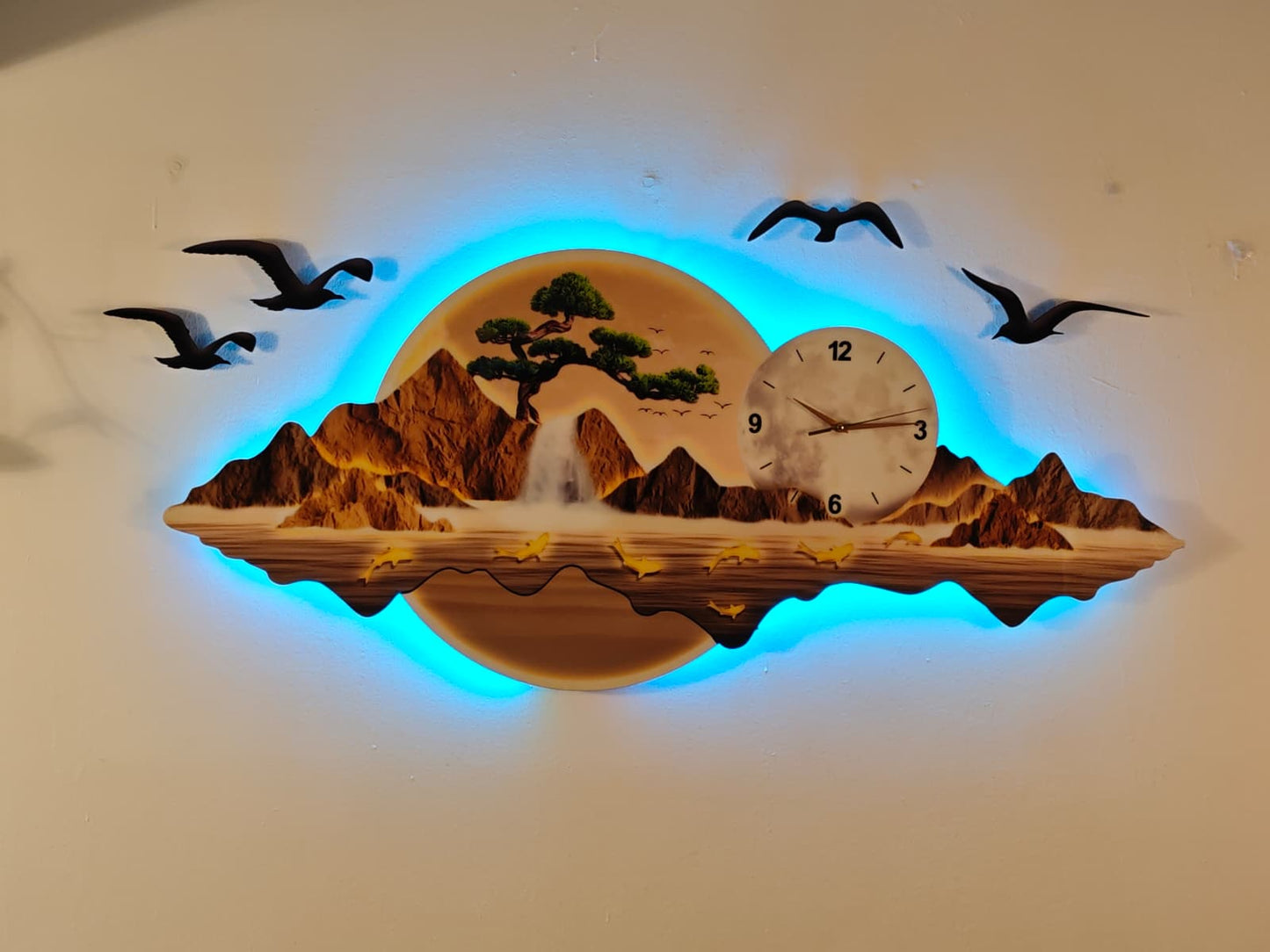 Altın Tonlu Saat Detaylı Işıklı Dağ ve Şelale Temalı Duvar Tablosu (130 cm x 60 cm) – Bluetooth Hoparlör-WA-10008-2D