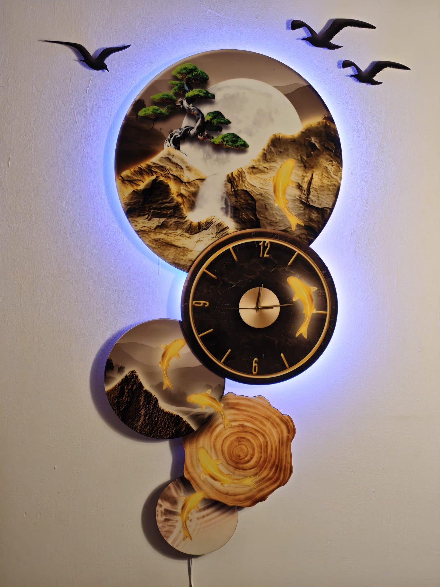 Ay Tonlarında  Saat ve Altın Balık Figürlü Işıklı Duvar Tablosu (85 cm x 140 cm)