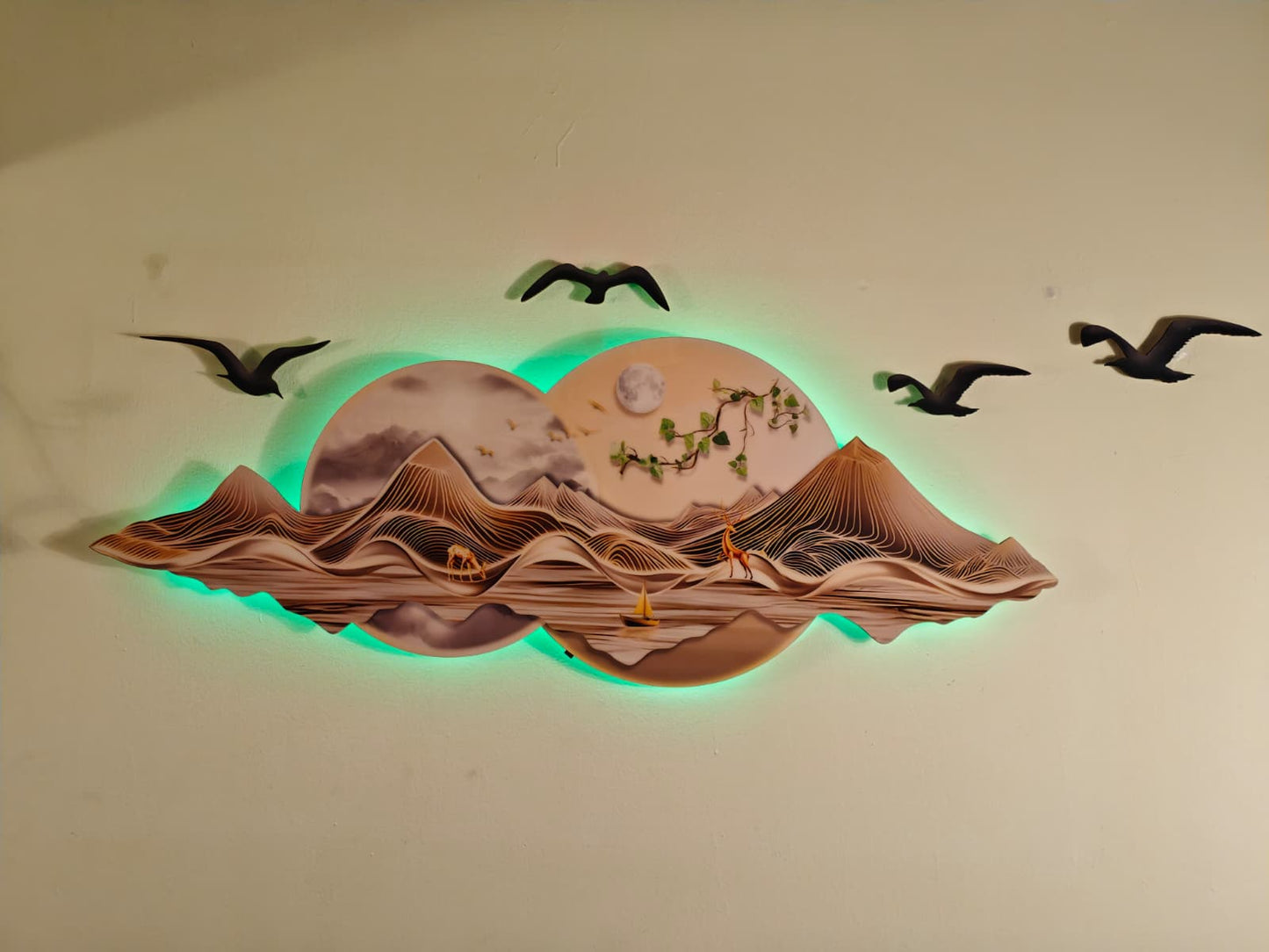 Altın Dağ ve Geyik Figürlü Işıklı Manzara Duvar Tablosu (125 cm × 50 cm)