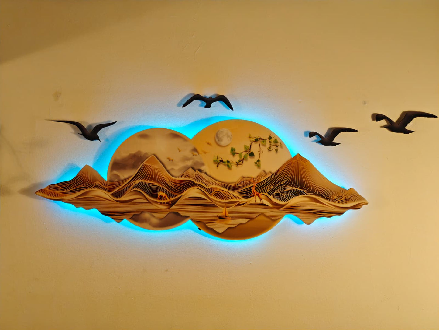 Altın Dağ ve Geyik Figürlü Işıklı Manzara Duvar Tablosu (125 cm × 50 cm)