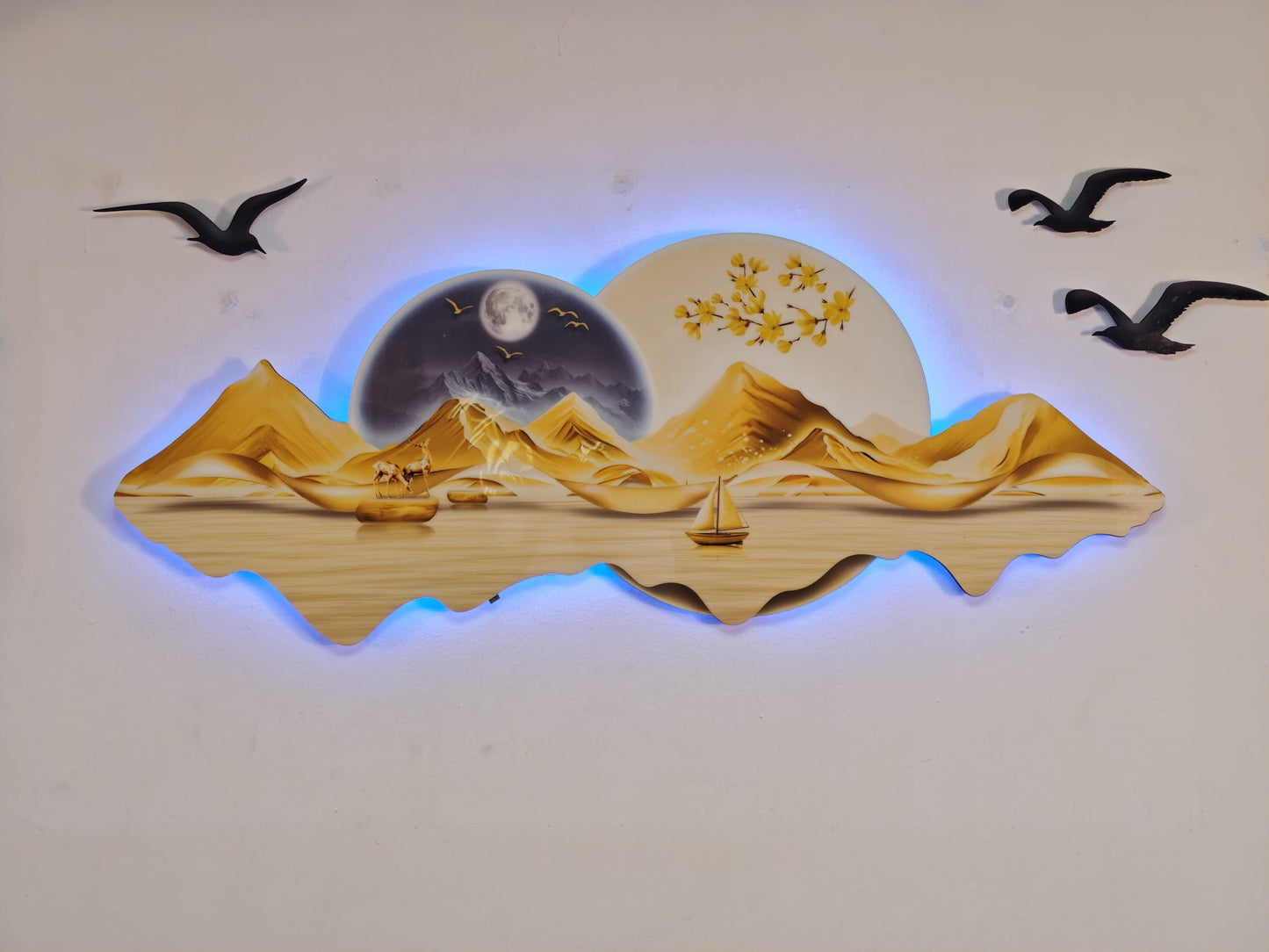 Altın Tonlu Dağ ve Göl Manzaralı Yelkenli Detaylı Işıklı Duvar Tablosu (125 cm x 57 cm)
