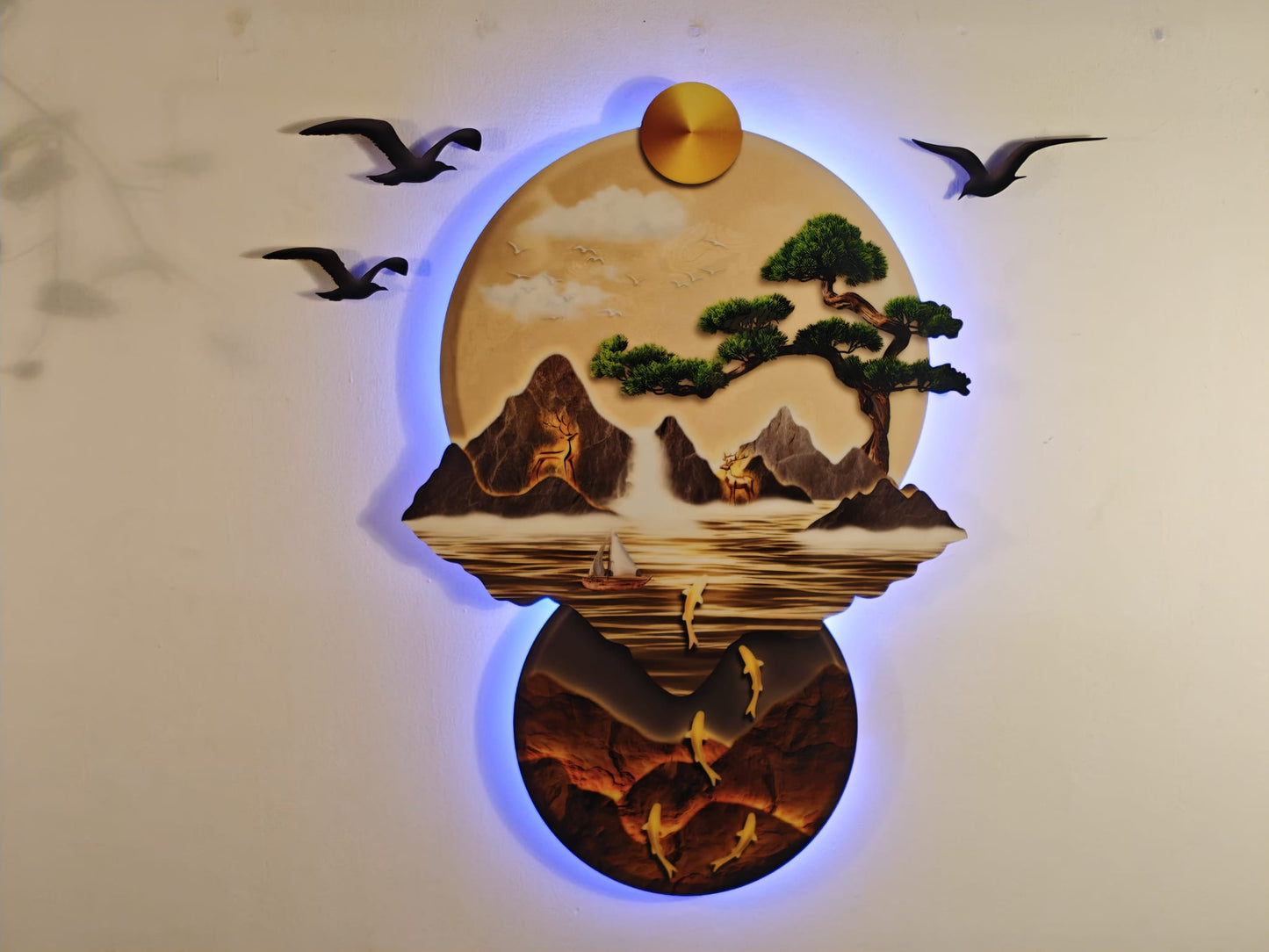 Bulut ve Şelale Detaylı Altın Balık Figürlü Klasik Işıklı Duvar Tablosu (82 cm × 97 cm)