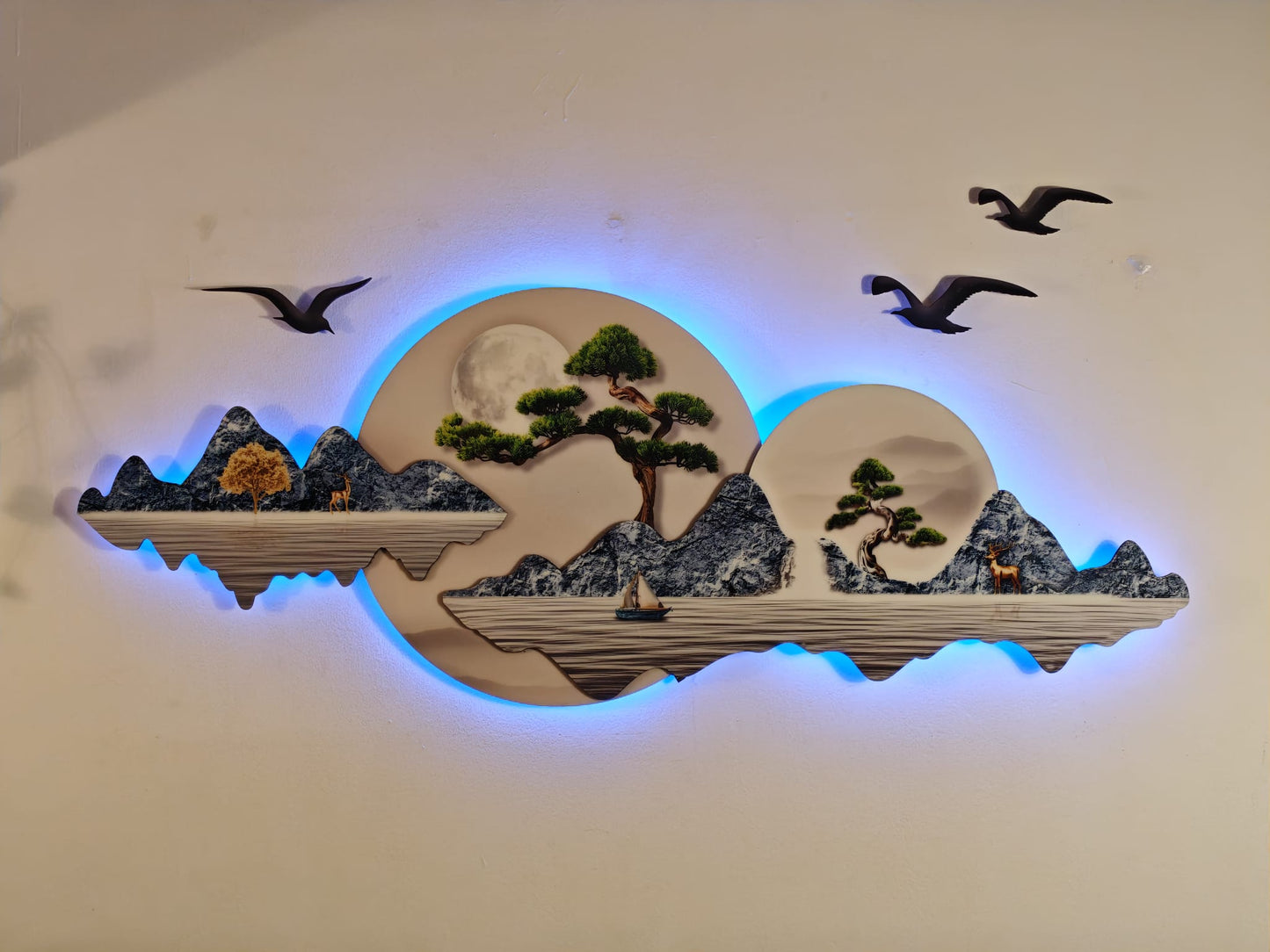 Ay Tonlarında Dağ Göl ve Yelkenli Figürlü Klasik Işıklı Duvar Tablosu (150 cm × 60 cm)