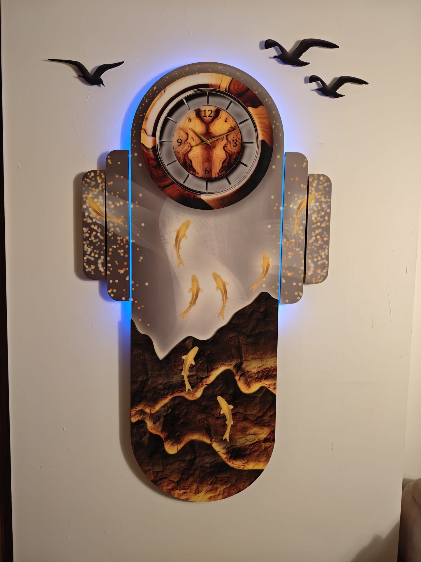Altın Balık Akışı ve Saat Detaylı Dekoratif Duvar Tablosu (105 cm x 138 cm)
