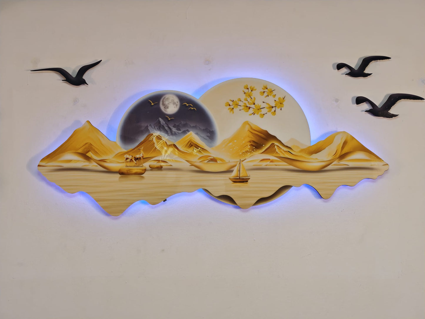 Altın Tonlu Dağ ve Göl Manzaralı Yelkenli Detaylı Işıklı Duvar Tablosu (125 cm x 57 cm)