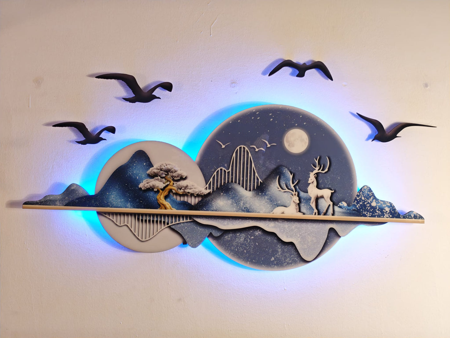 Ay ve Geyik Figürlü Işıklı Mavi Tonlu Dağ Manzarası Duvar Tablosu (120 cm × 55 cm)