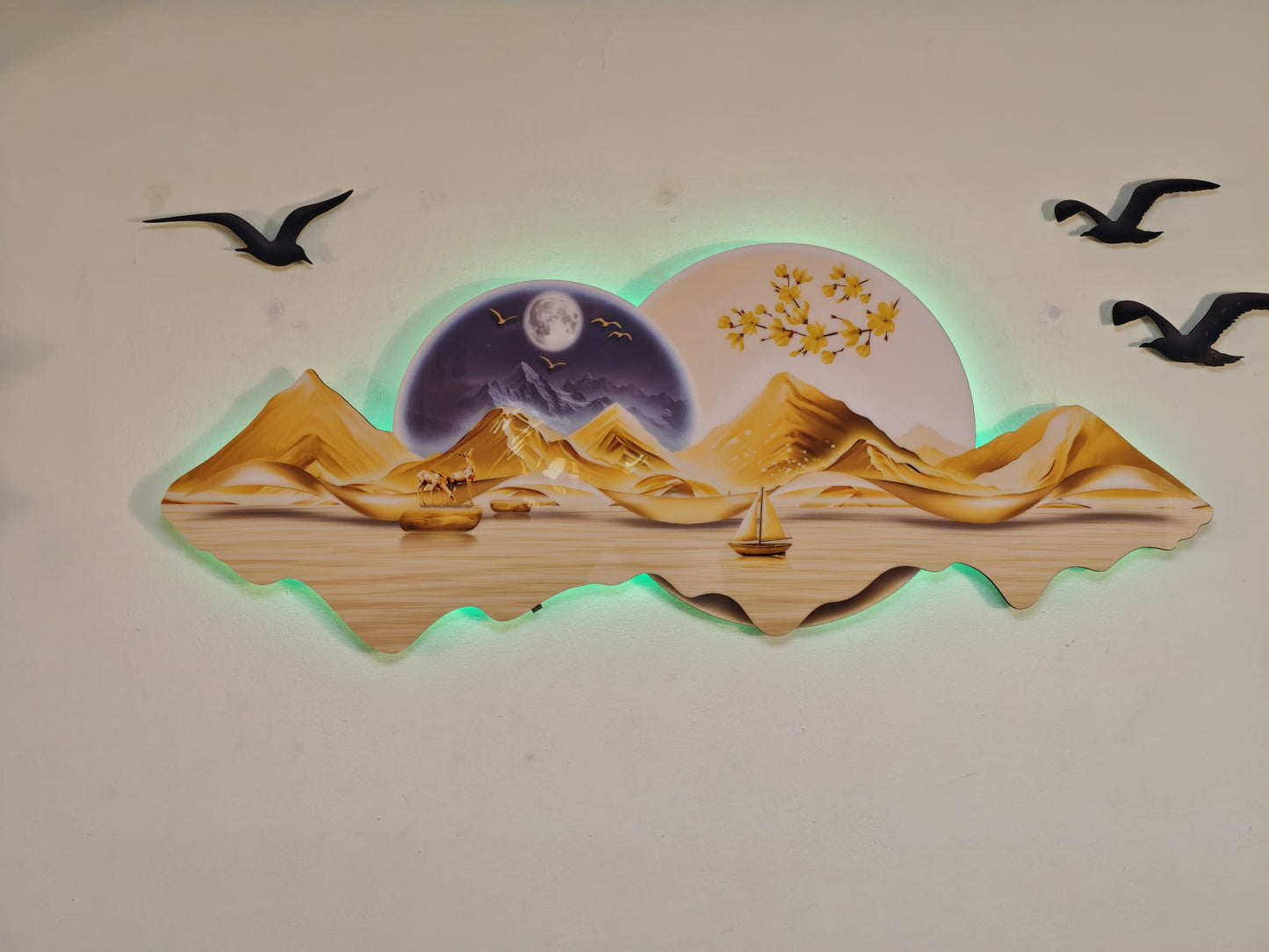 Altın Tonlu Dağ ve Göl Manzaralı Yelkenli Detaylı Işıklı Duvar Tablosu (125 cm x 57 cm)