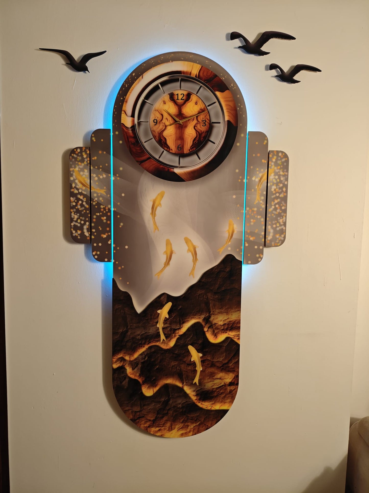 Altın Balık Akışı ve Saat Detaylı Dekoratif Duvar Tablosu (105 cm x 138 cm)