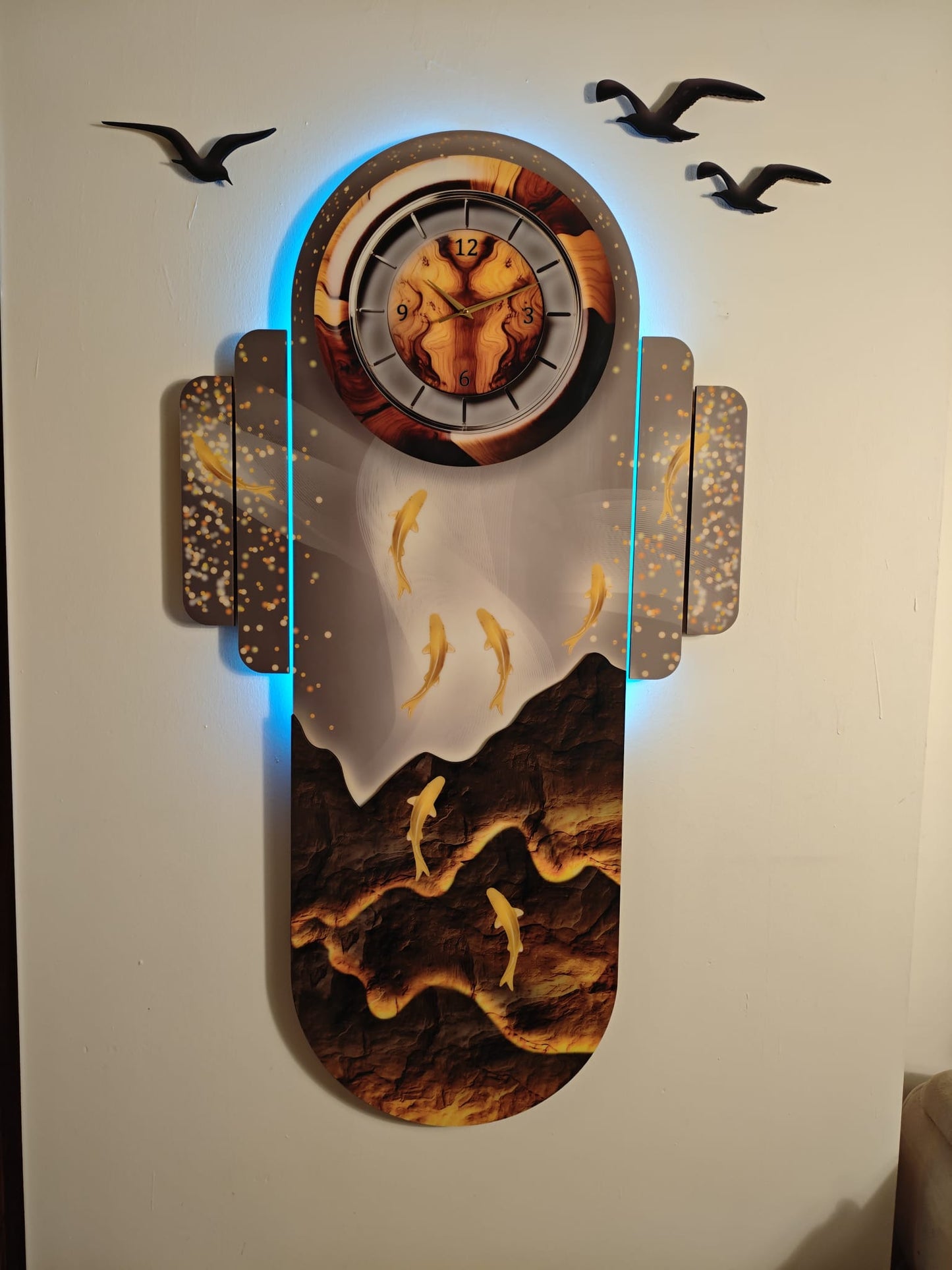 Altın Balık Akışı ve Saat Detaylı Dekoratif Duvar Tablosu (105 cm x 138 cm)