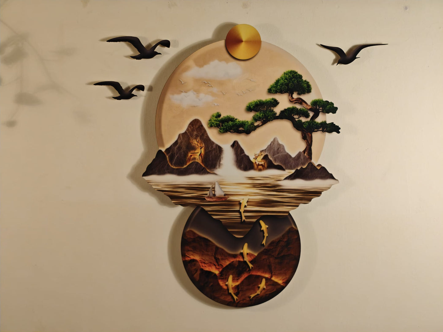 Bulut ve Şelale Detaylı Altın Balık Figürlü Klasik Işıklı Duvar Tablosu (82 cm × 97 cm)
