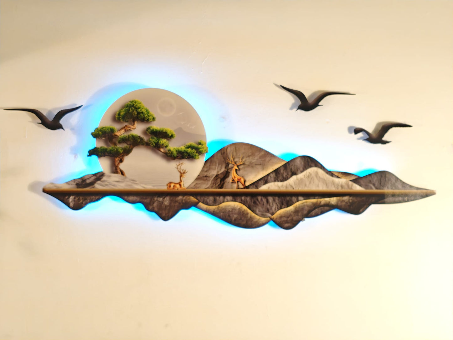 Yeşil bonsai ağacı ve Geyik Figürlü Işıklı Dağ Duvar Tablosu (120 cm × 45 cm)