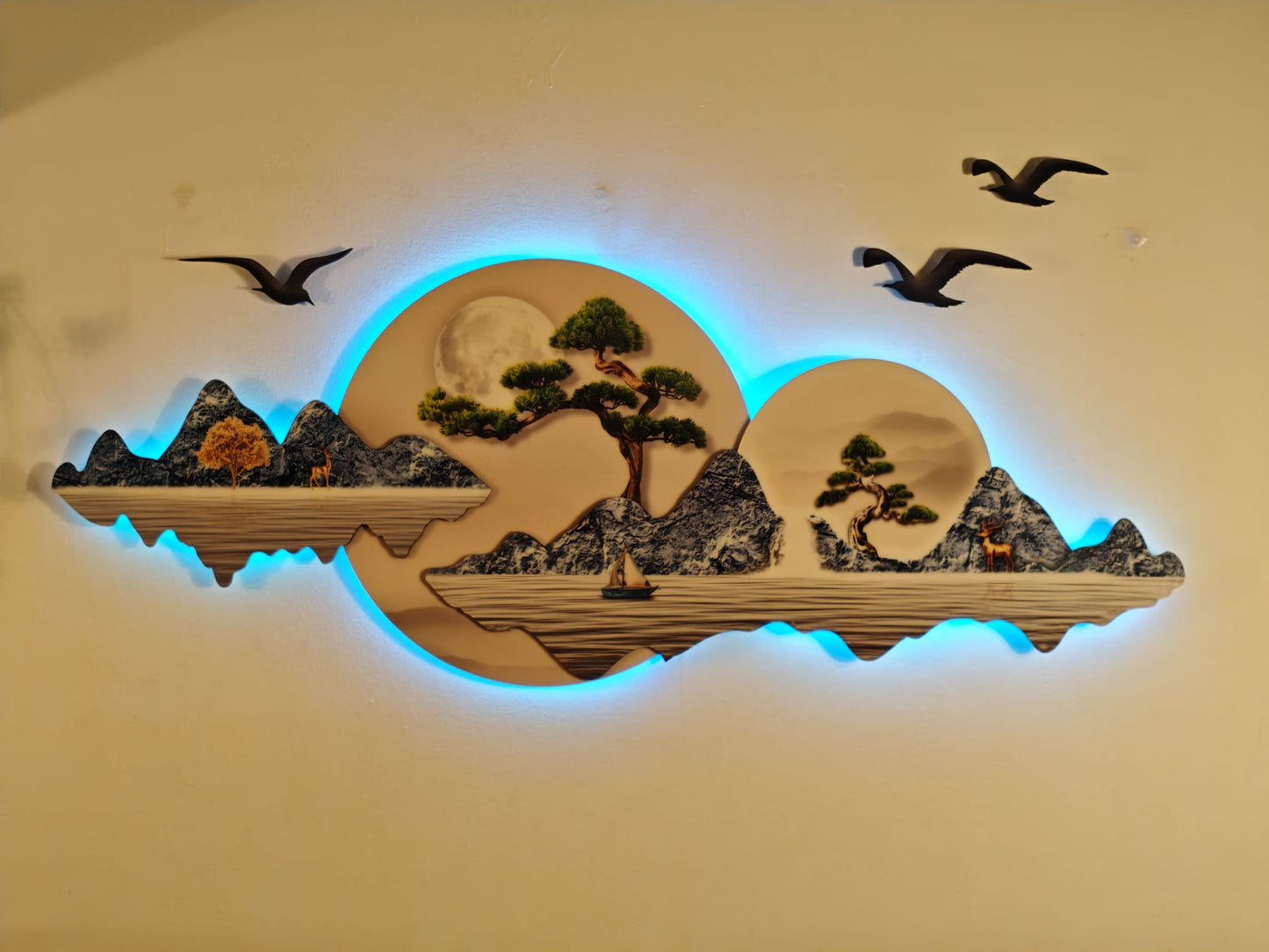 Ay Tonlarında Dağ Göl ve Yelkenli Figürlü Klasik Işıklı Duvar Tablosu (150 cm × 60 cm)