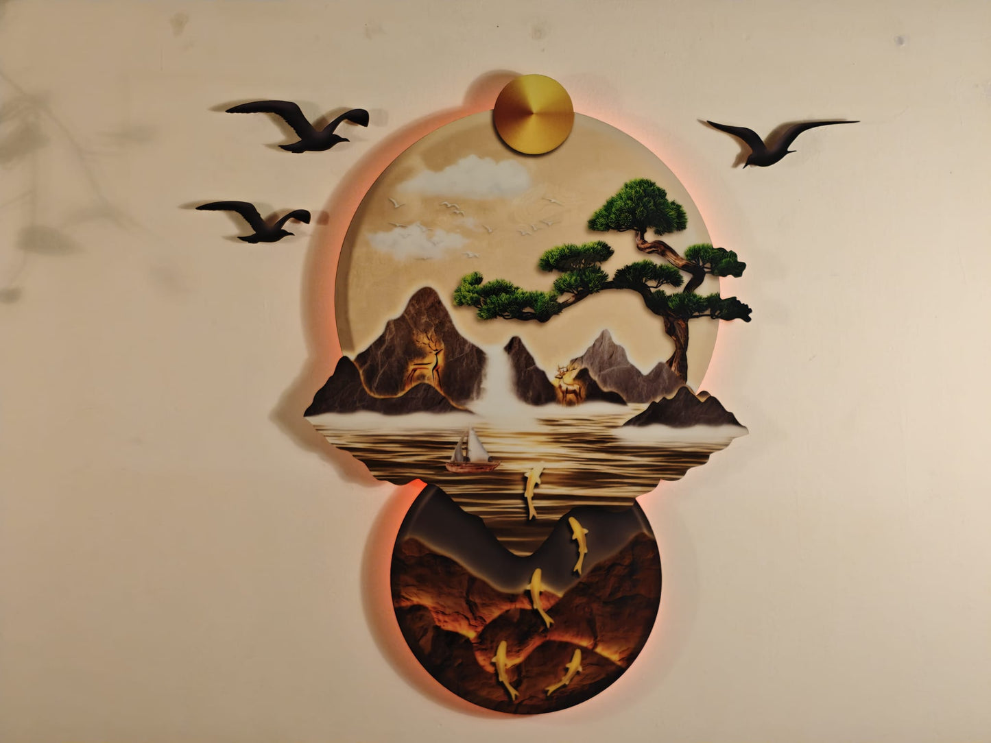 Bulut ve Şelale Detaylı Altın Balık Figürlü Klasik Işıklı Duvar Tablosu (82 cm × 97 cm)