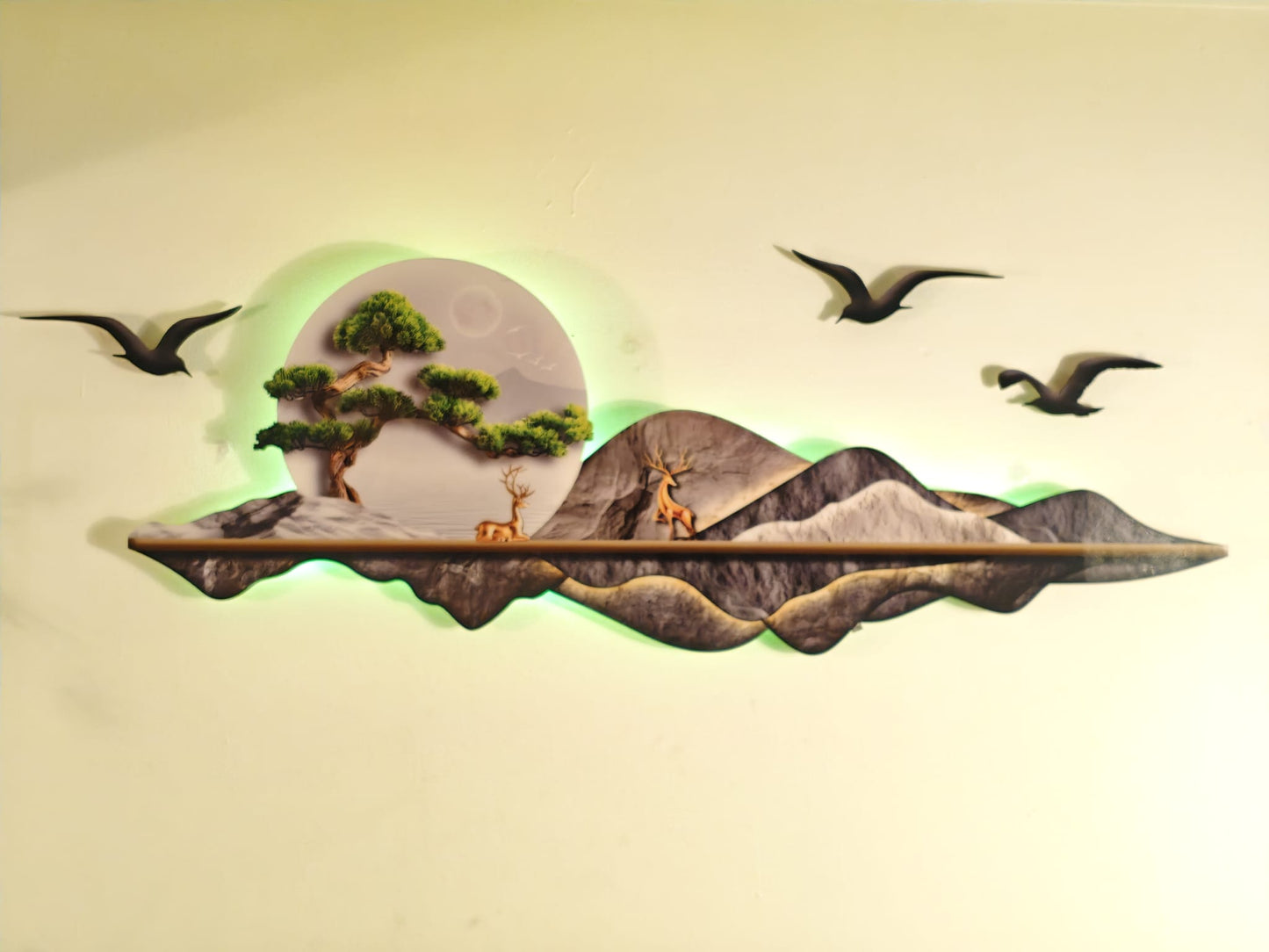 Yeşil bonsai ağacı ve Geyik Figürlü Işıklı Dağ Duvar Tablosu (120 cm × 45 cm)