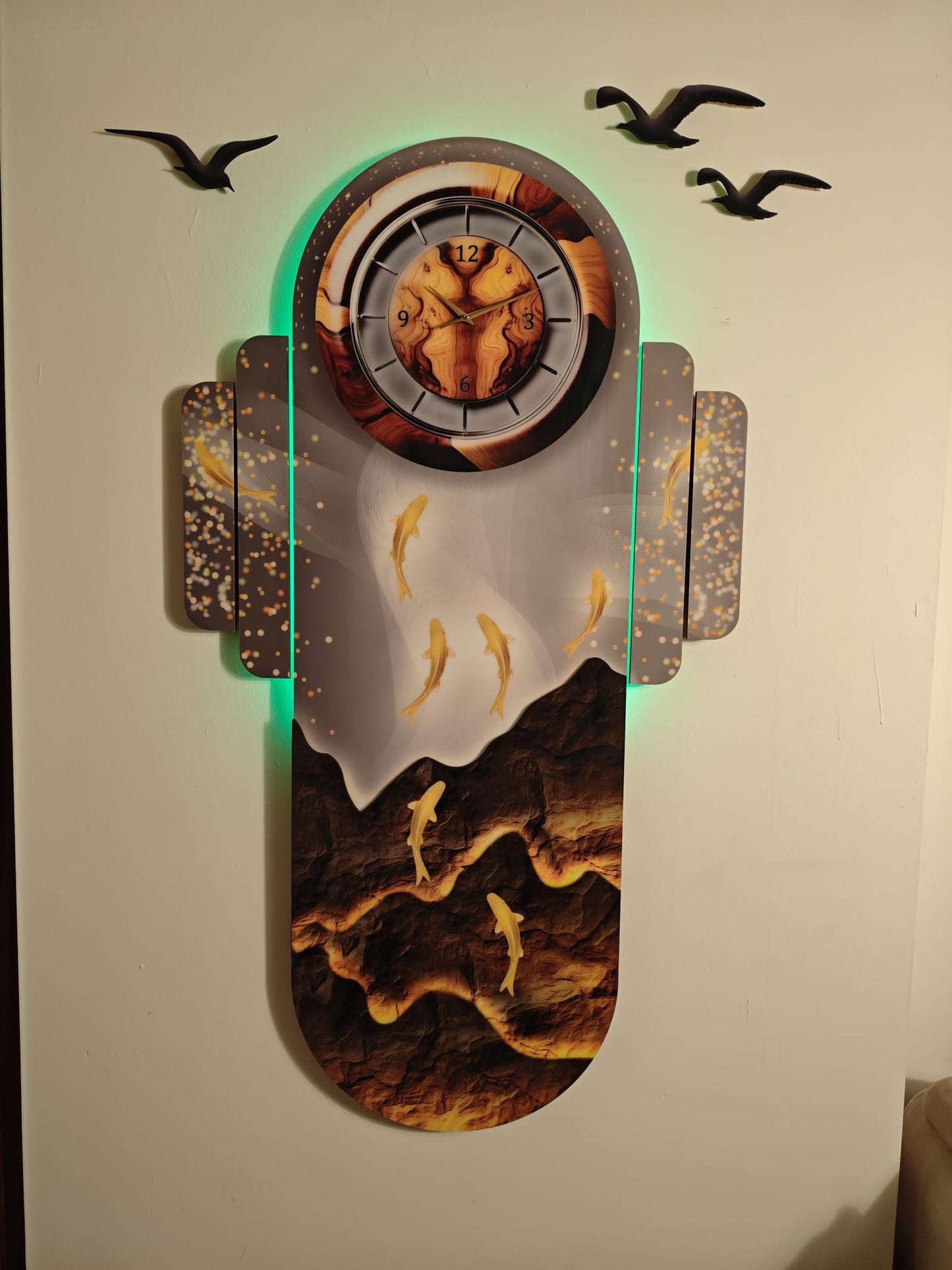 Altın Balık Akışı ve Saat Detaylı Dekoratif Duvar Tablosu (105 cm x 138 cm)